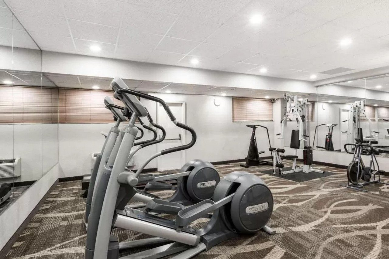 Hilltop Inn & Suites - photo 7