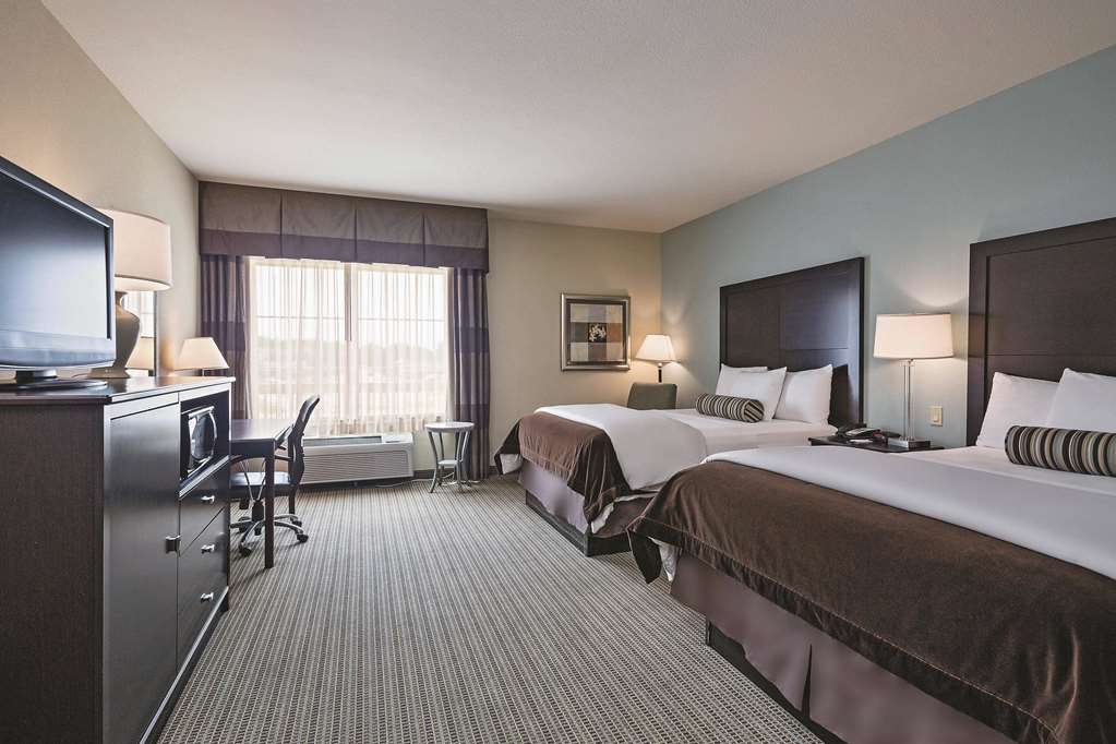 La Quinta Inn & Suites by Wyndham DFW Airport West Euless - photo 22