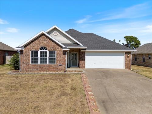 Beautiful 3 bed 2 bath home near Crystal Bridges — 4-Star Luxury Hotel in Bentonville, United States
