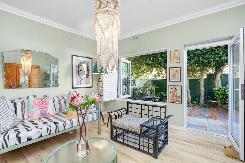 Mimosa Court — 4-Star Luxury Hotel in Cape Town, South Africa