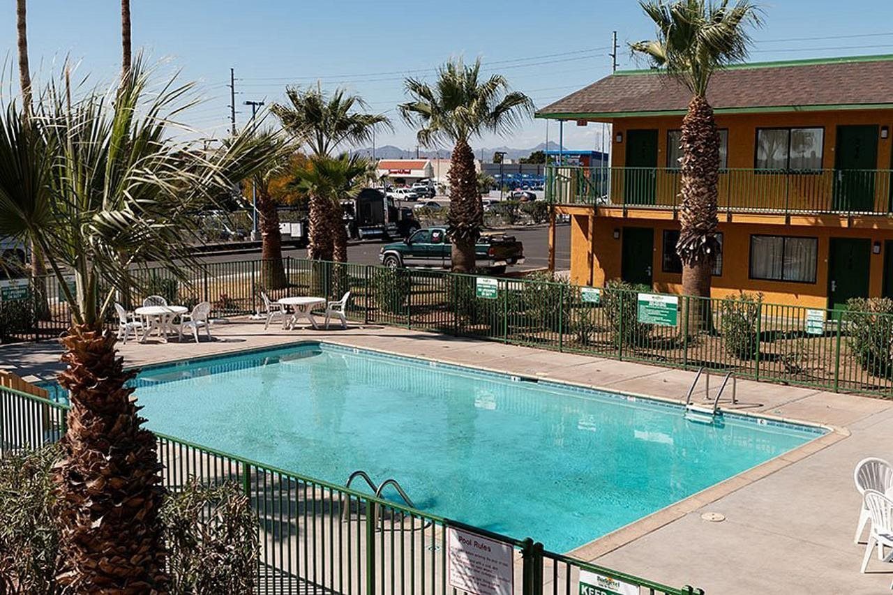 Econo Lodge Inn & Suites Yuma - photo 3