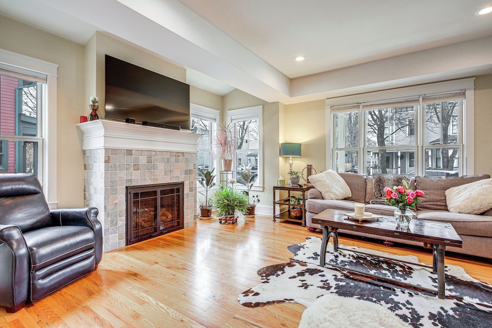 Elegant Saratoga Springs Stay: Walk to Town Track in Saratoga Springs, United States