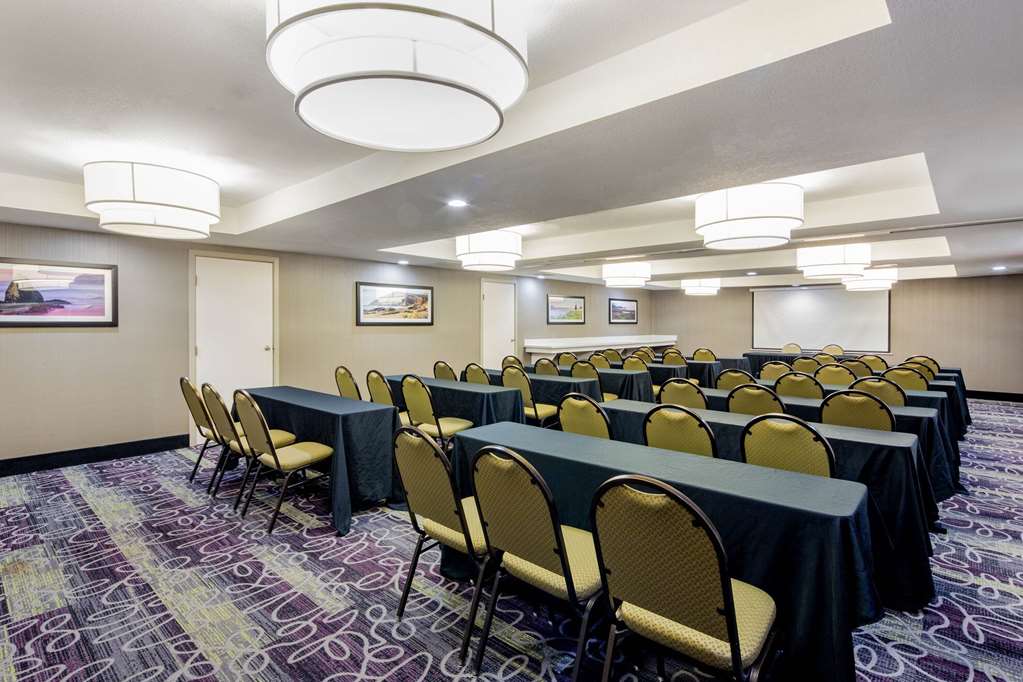 La Quinta Inn & Suites by Wyndham Oakland Hayward - photo 24