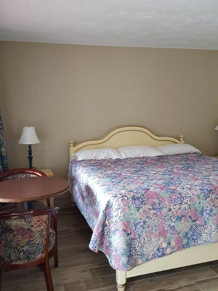 Three Oaks Motel - photo 9