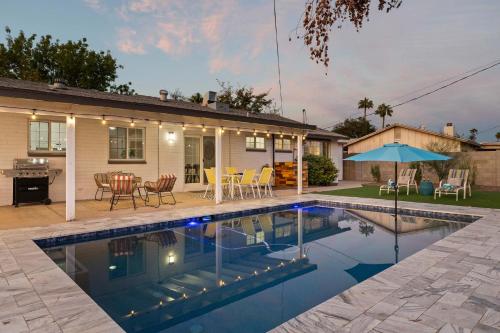 Shangri La Home Boho Chic with Patio Pool & Grille — 4-Star Luxury Hotel in Phoenix, United States