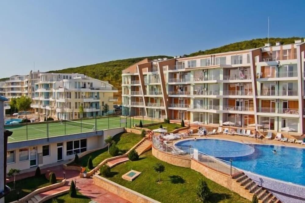 Husky Hideaway - carbon neutral hotel in Unknown City