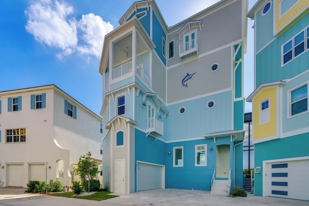 Luxury Group Escape in Cape Corals Cape Harbour — Cape Coral — photo 3