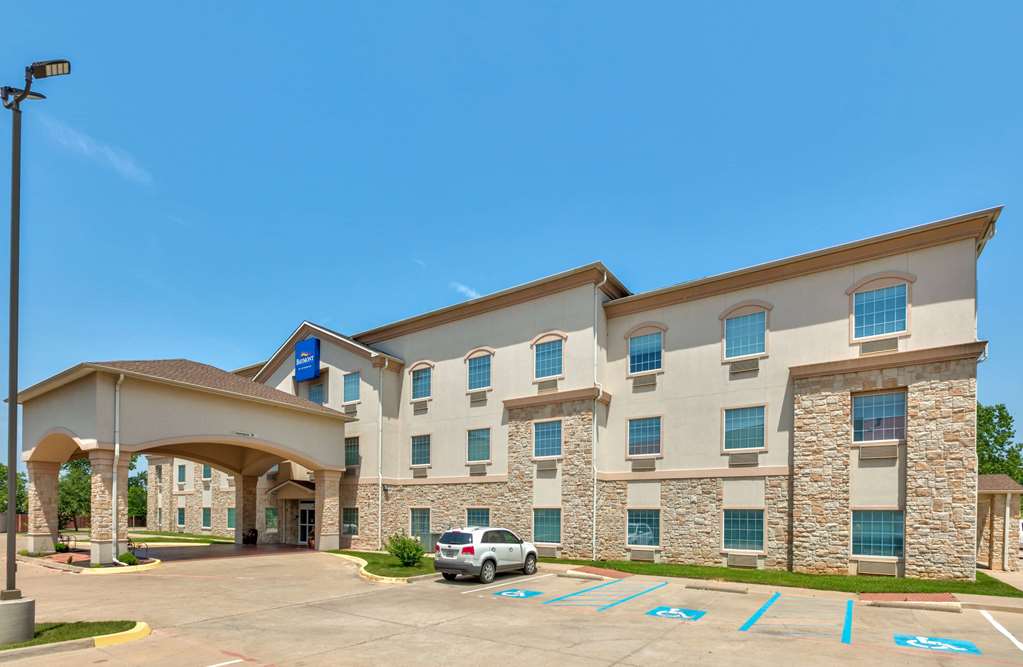 Baymont Inn & Suites by Wyndham Glen Rose - photo 2