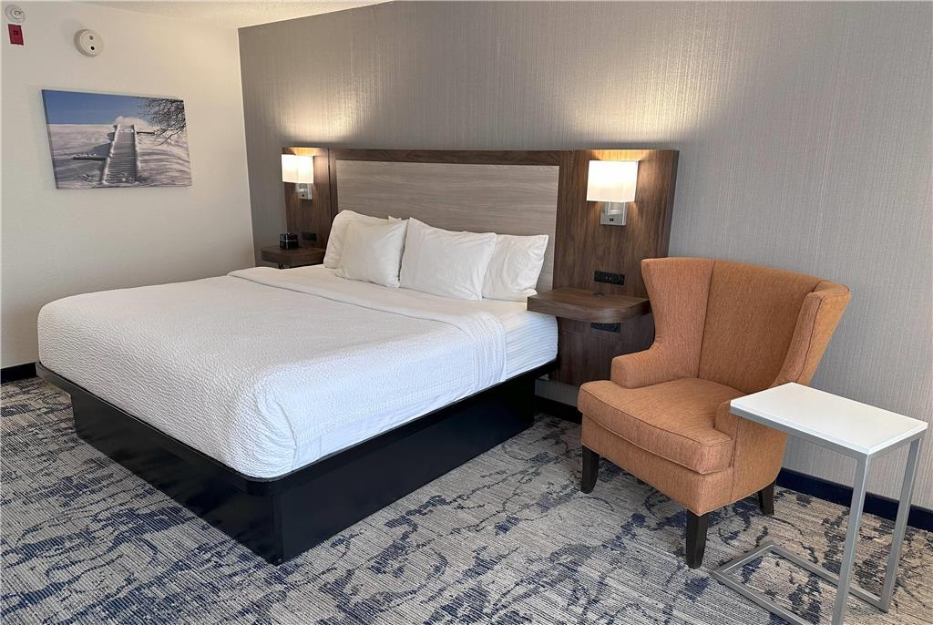 La Quinta Inn & Suites by Wyndham Milwaukee SW New Berlin - photo 9