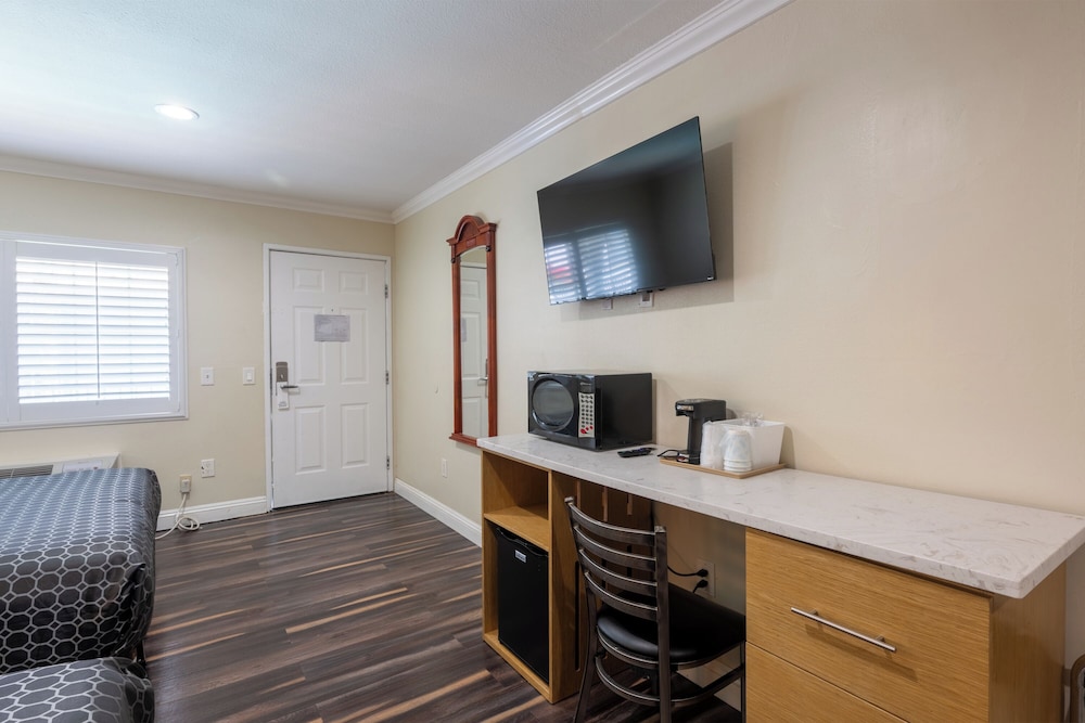 Hollywood City Inn - photo 14