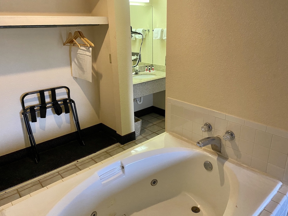 Days Inn by Wyndham Morehead - photo 14