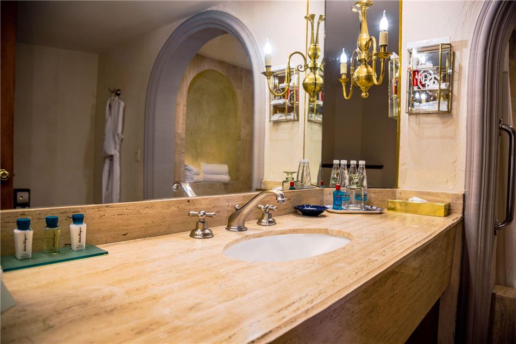 Grand Class Suite bathroom
