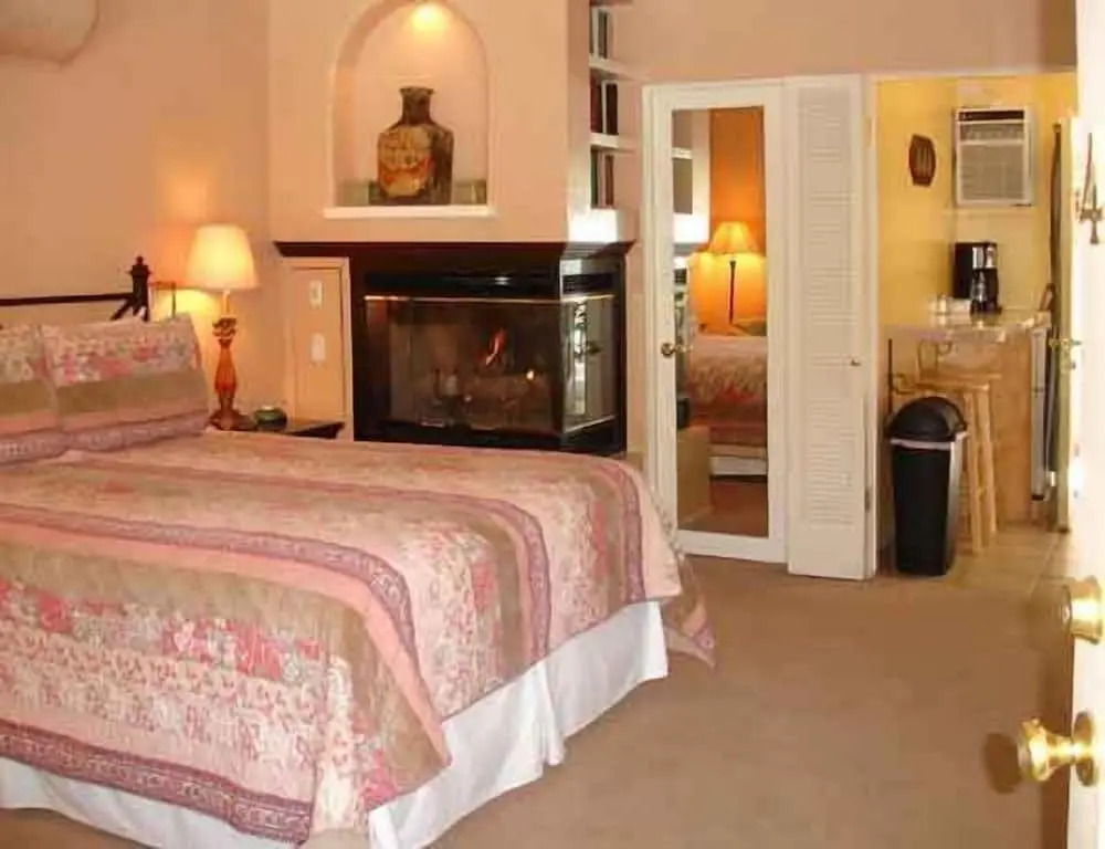 Coyote Inn 21 and Over a Town and Desert Boutique Hotel - photo 12