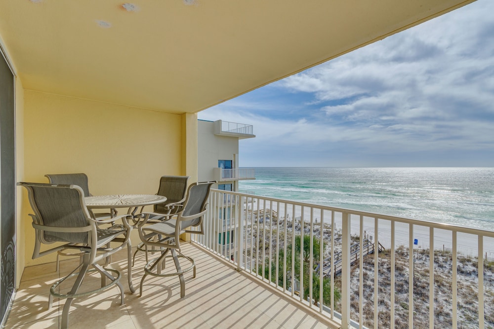 Oceanfront Fort Walton Beach Condo with Balcony — 4-Star Luxury Hotel in Fort Walton Beach, United States