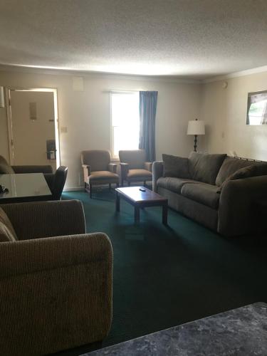 Merrimac Inn & Suites - photo 4