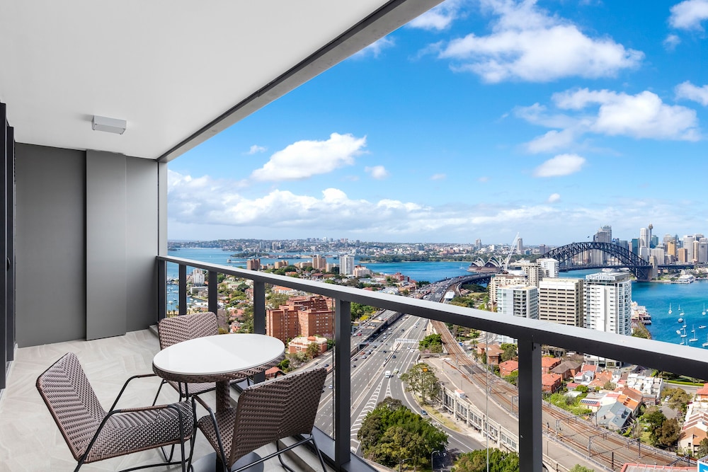 Meriton Suites North Sydney — 5-Star Luxury Hotel in North Sydney, Australia