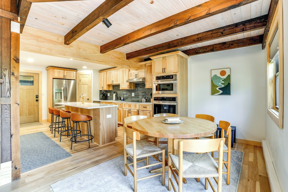 Skiers Paradise Townhome W Deck In Cortland 19957566 — Cortland