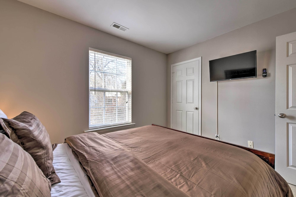 Near Uncc Charlotte Family Retreat with Deck — 4-Star Luxury Hotel in Charlotte, United States