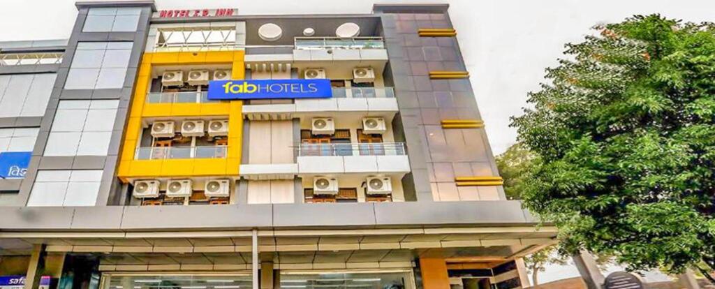 Collection O 45853 SR Inn Awas Vikas — 4-Star Luxury Hotel in Kanpur, India