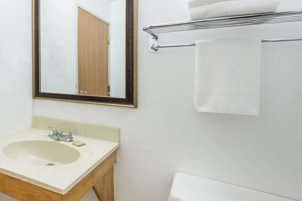 Super 8 by Wyndham Pittsburgh Monroeville - photo 17