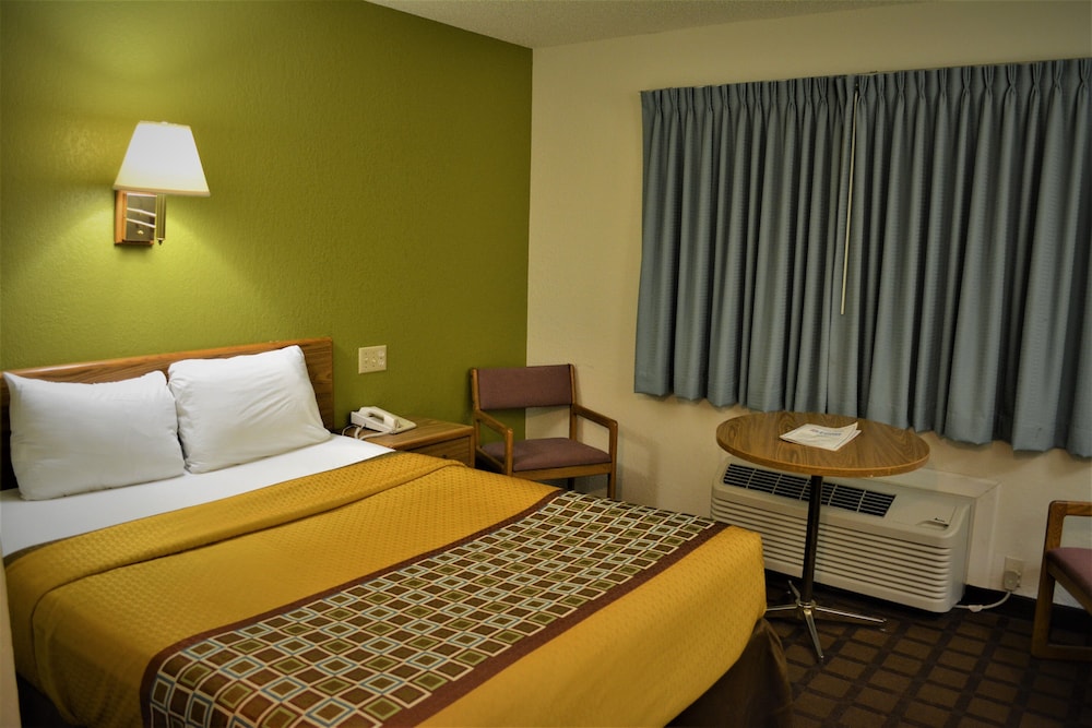 Bloomer Inn & Suites - photo 7