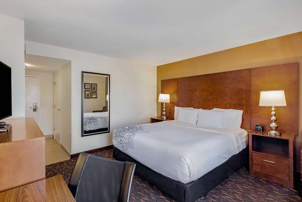 La Quinta Inn & Suites by Wyndham Oakland Hayward - photo 12