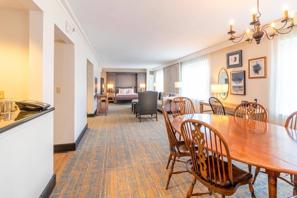 Williamsburg Lodge Autograph Collection - photo 33