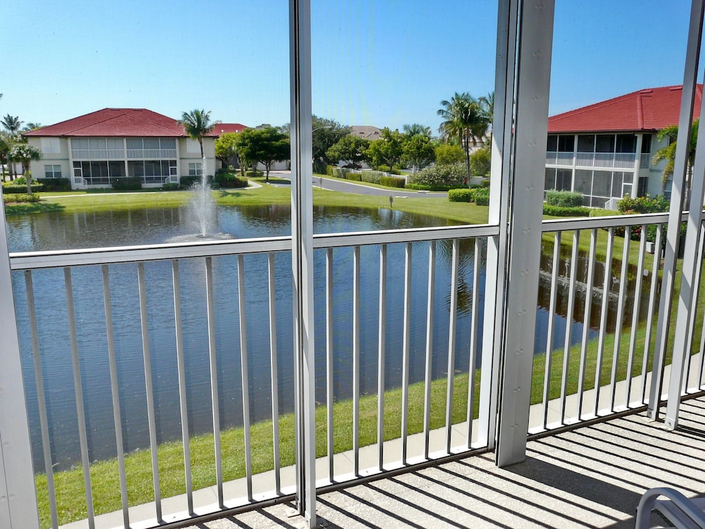 Quiet gated community with pool and tennis courts — 4-Star Luxury Hotel in Marco Island, United States