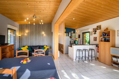 Ecolodge Calme Piscine privée vue nature - carbon neutral hotel in Unknown City