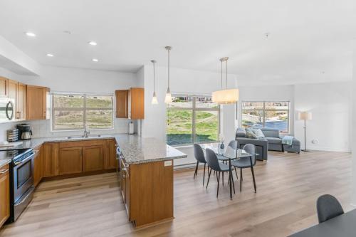 Luxury Lake View Condo in West Kelowna 5 Star Resort with Pool Hot Tub and Gym in West Kelowna, Canada