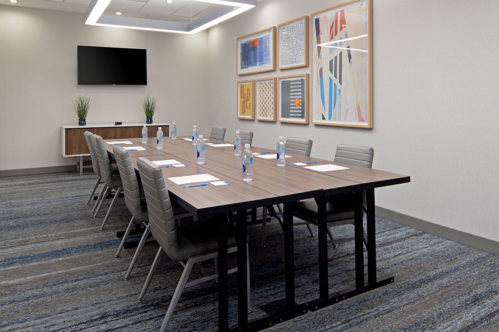 Holiday Inn Express & Suites Valencia Santa Clarita by IHG - photo 40
