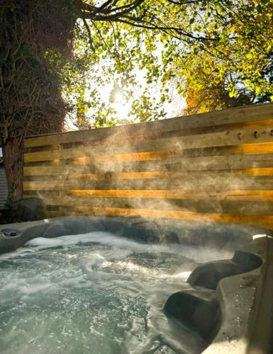 Morrigan 7 Hot Tub Pet Friendly Boutique Perthshire Families in Perth, United Kingdom