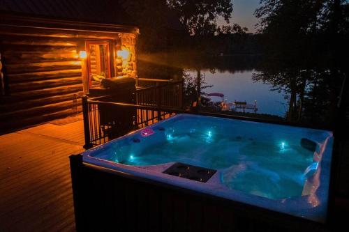 New Hot Tub Fall Oasis with Amazing FawnLake Views — hotel in Cross Lake