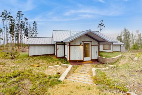 Mountain Minka - carbon neutral hotel in Alliance