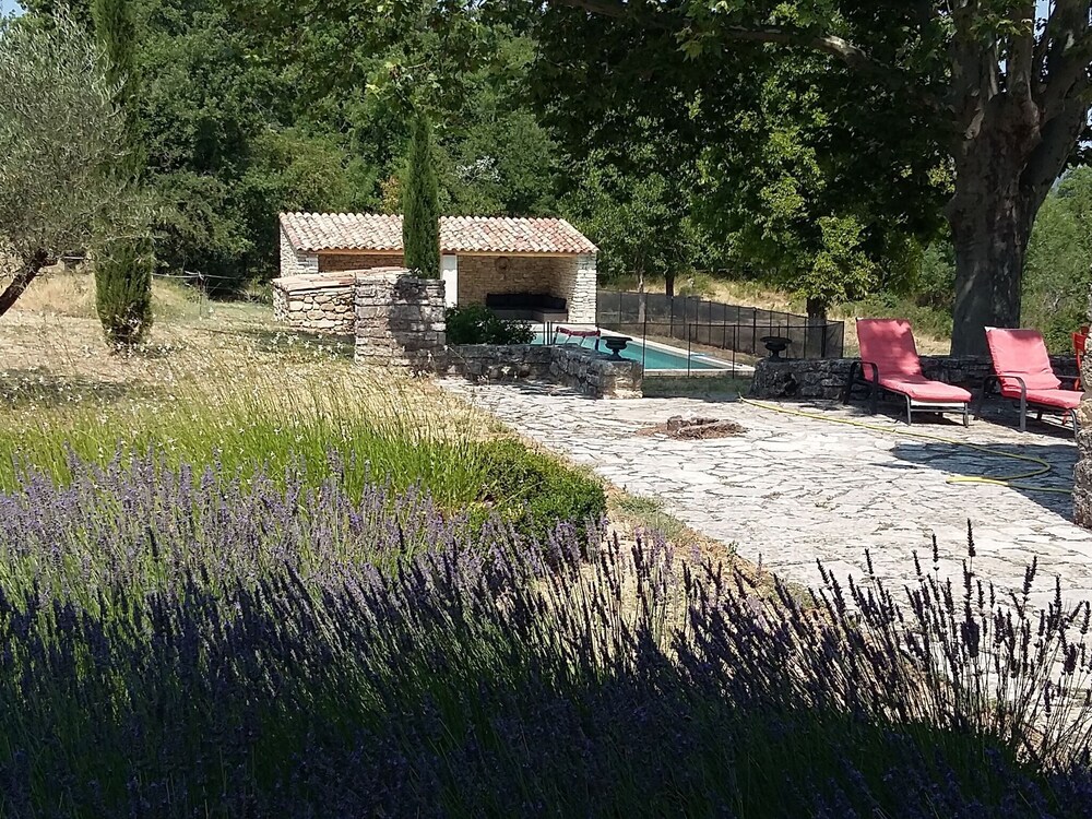 Villa in Saignon with Pool And Scenic Views — 4-Star Luxury Hotel in Menerbes, France