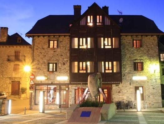 Hotel Aparthotel El Reyno in Sallent De Gallego, Spain