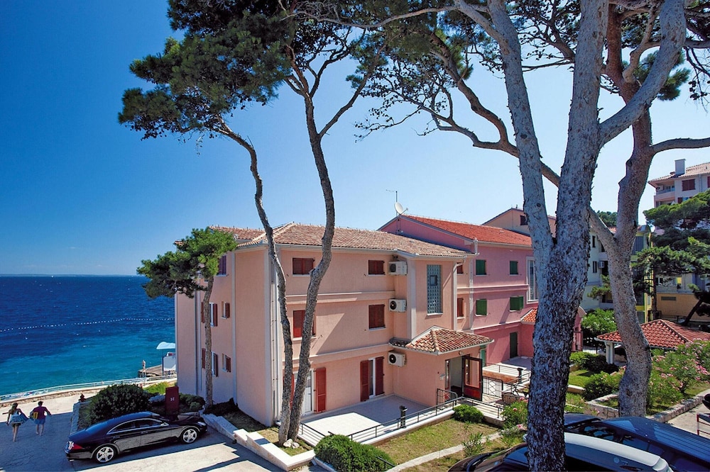 Apartment in Veli Losinj by the Beach — 4-Star Luxury Hotel in Mali Losinj, Croatia