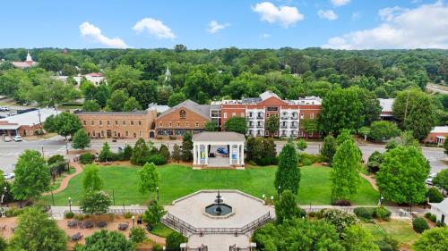 The James Madison Inn - photo 8