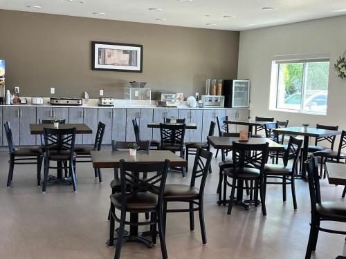 The Grove Inn And Suites - photo 2