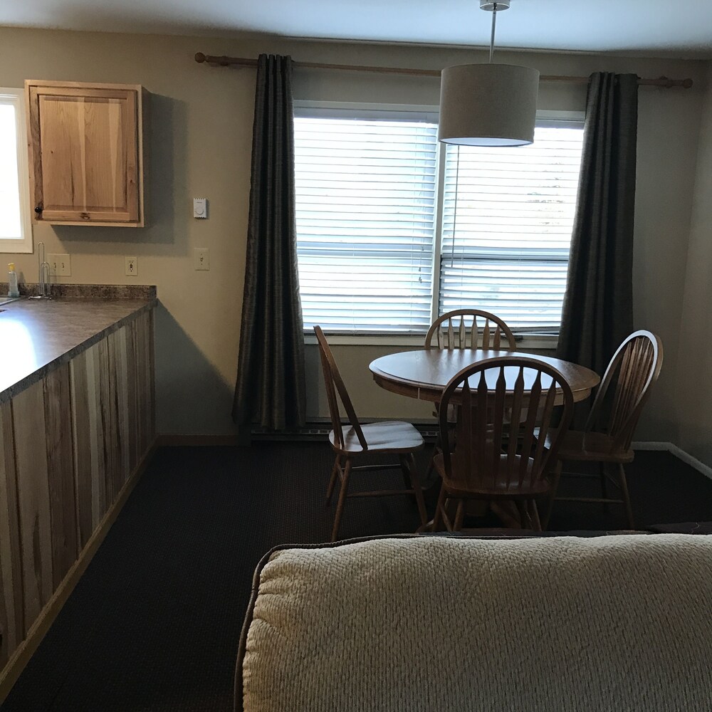 Lakeshore Inn & Suites - photo 21