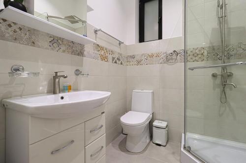 Modern 1br Apt Near Rustaveli by Wehost
