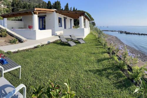 Villa Maris accesso diretto alla spiaggia — 4-Star Luxury Hotel in Santa Marina Salina, Italy