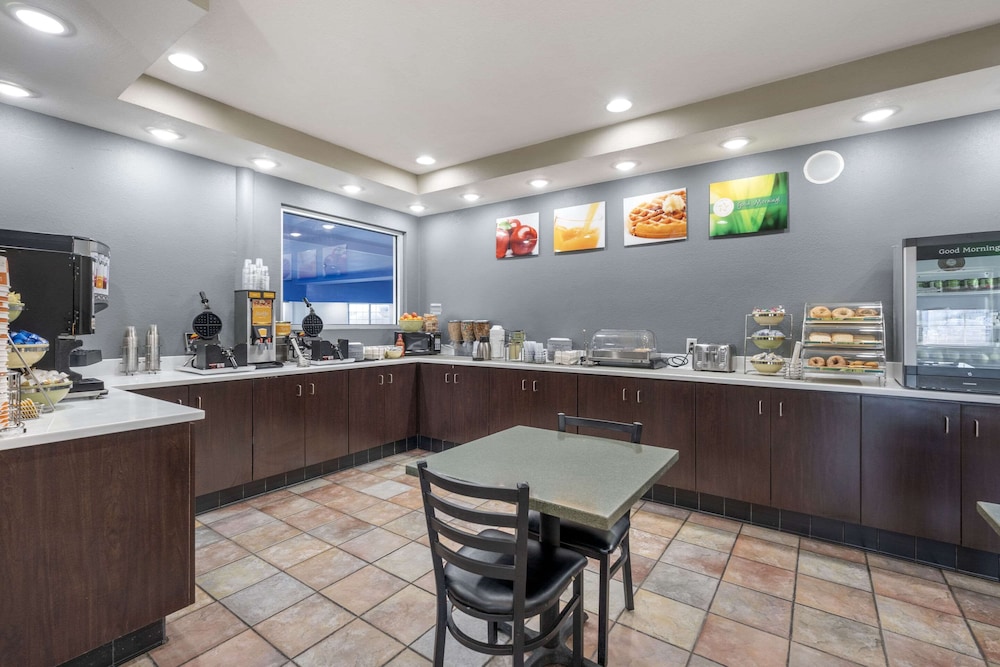Quality Inn & Suites Lincoln North - photo 34