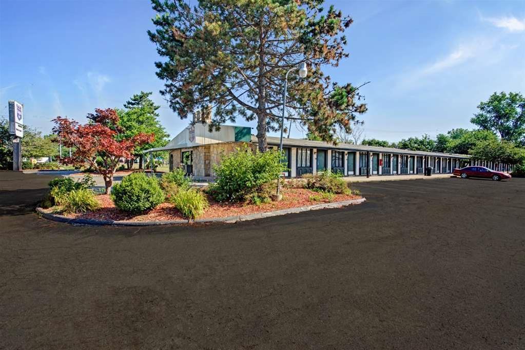 Monroe Knights Inn - photo 2