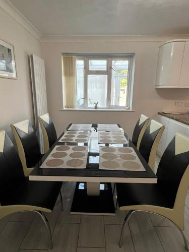 Spacious 4 Bed Farnborough Airshow in Farnborough, United Kingdom