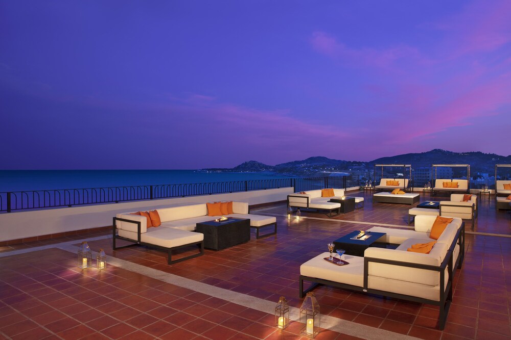 Hotel Lounge