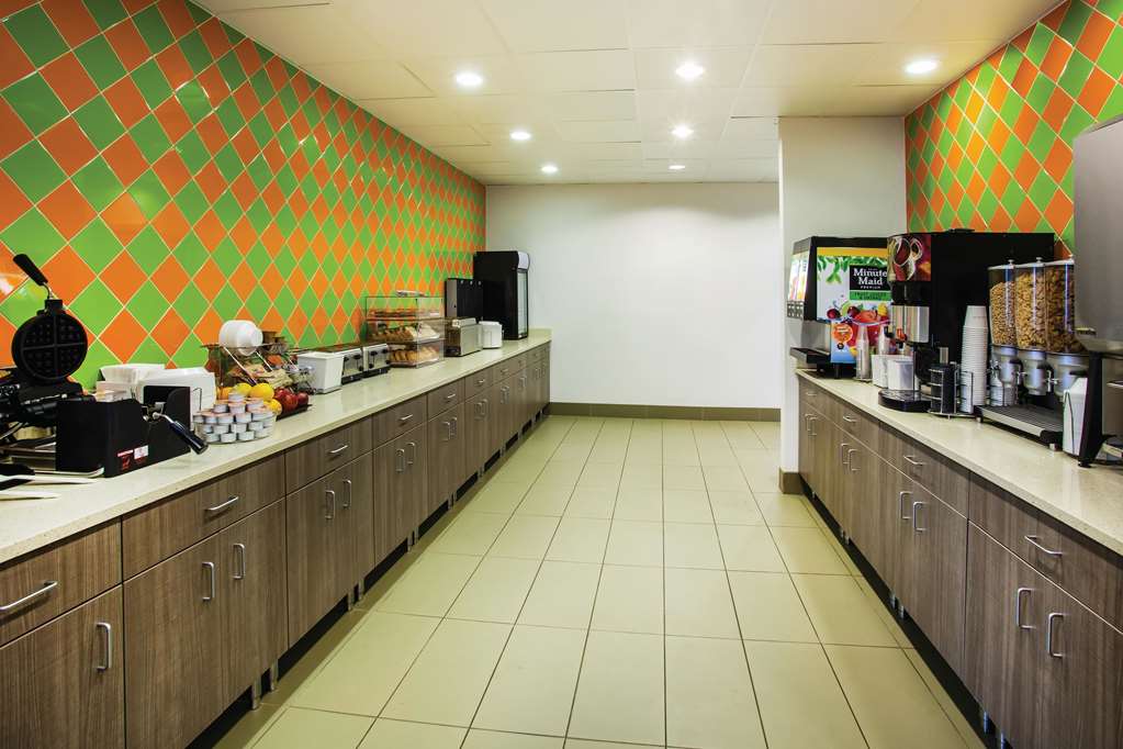 La Quinta Inn & Suites by Wyndham St. Paul Woodbury - photo 34