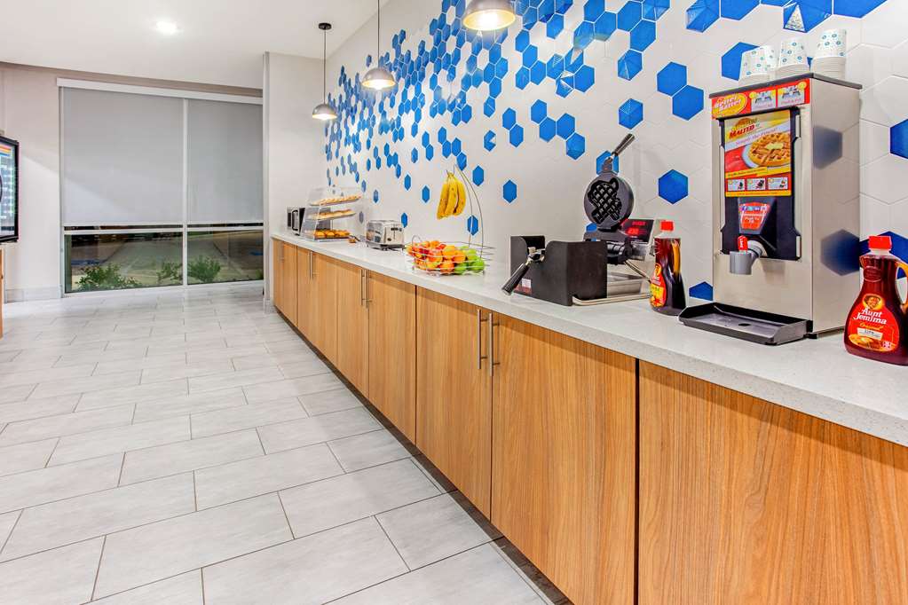 La Quinta Inn & Suites by Wyndham San Antonio Alamo City - photo 29