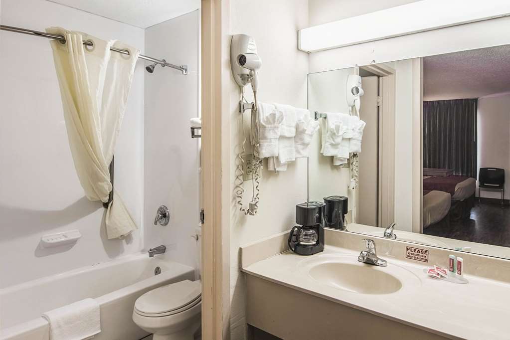 Econo Lodge Fort Payne - photo 11