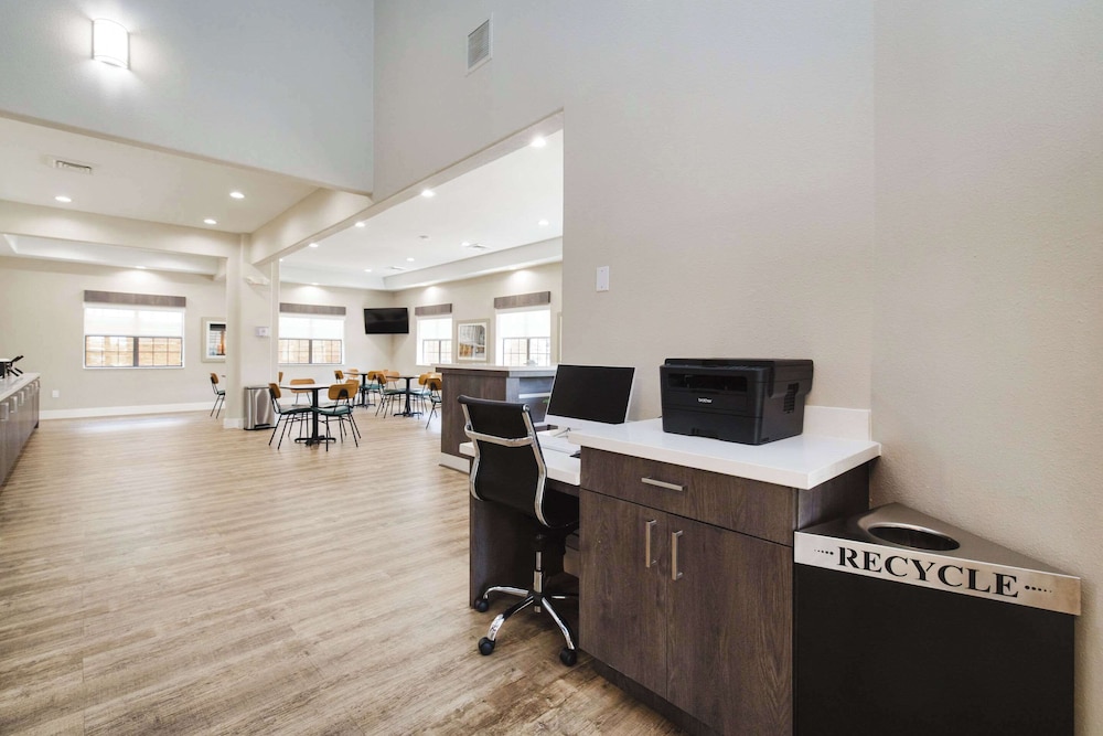Quality Suites Houston Hobby Airport - photo 28